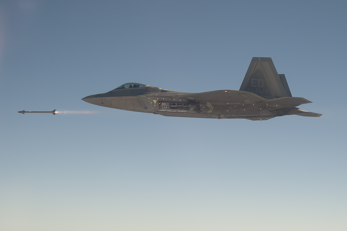 An AIM-9X launch from the F-22 / Defense Express / Here's Why Magura V7 Uses the Priciest AIM-9X Missile, Not Ukrainian R-73 or Cheaper AIM-9M
