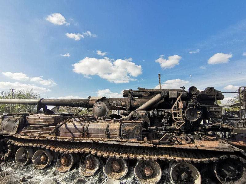 russian 203-mm self-propelled gun was destroyed in the Kherson region, Western High-Precision Weapons Help Ukrainian Military Destroy russian Giant Self-Propelled Artillery, Defense Express