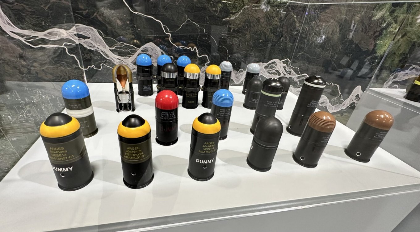 Types of grenades for the SSW40: smaller ones are LV, larger ones are MV