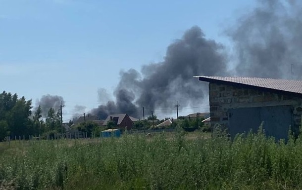 Smoke after damage to the object in Henichesk, Ukraine’s Armed Forces Destroyed Rosgvardiya’s Base 115 km From the Front Line, Defense Express