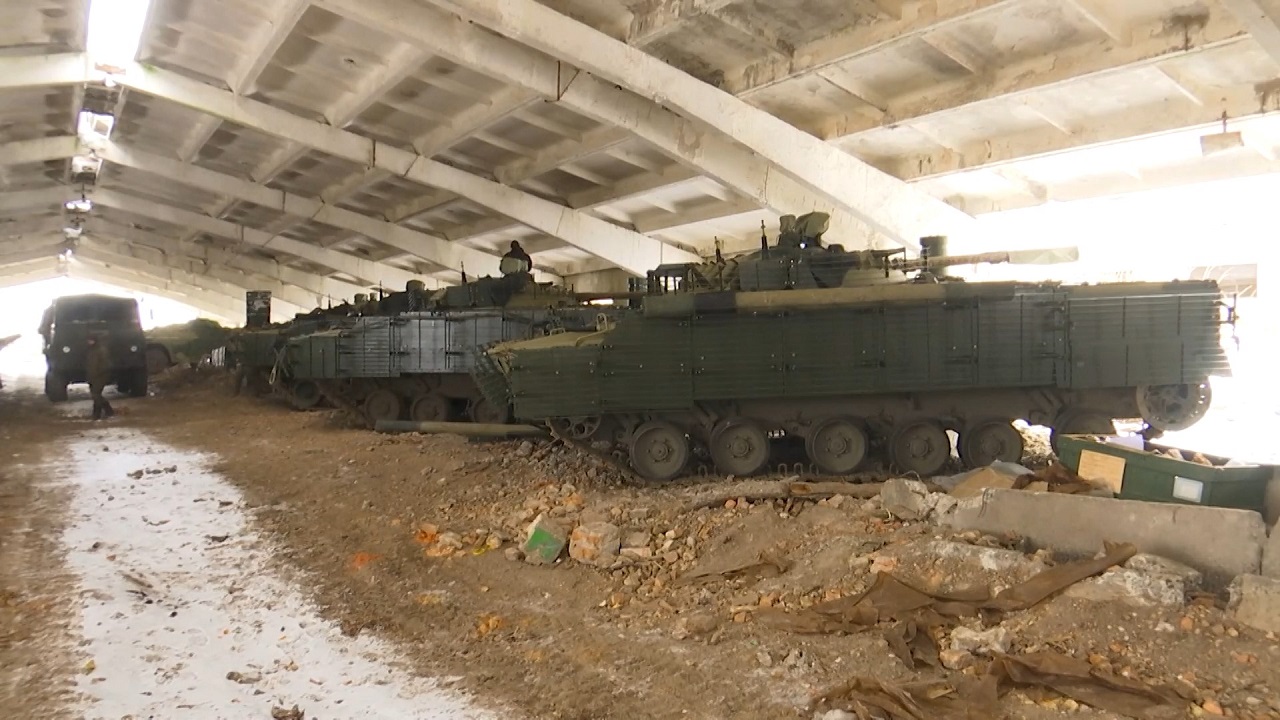 russian BMP-3s equipped with additional armor kits, winter 2023 / Defense Express / Using BMP-3 Vehicles as 