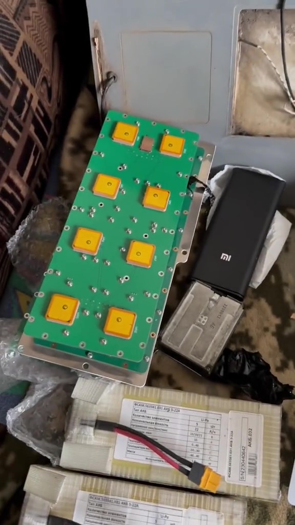 Kometa-M unit, one of the 8-antenna variety, often found in UMPKs / Defense Express / UMPK Dismantled and Analyzed: What's Inside the russian Kit Turning Dumb FAB Into a Guided Bomb (Video)