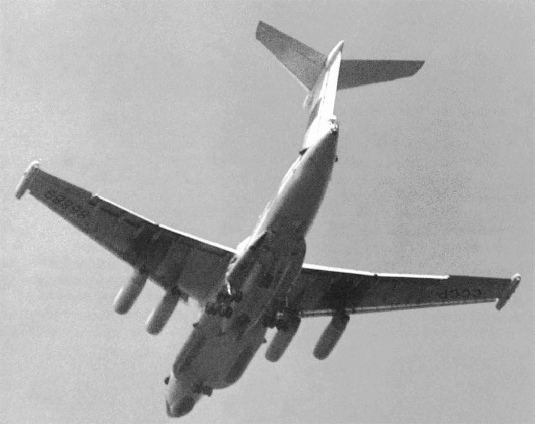 Il-76PP in a test flight / Defense Express / Soviet Monster Jet IL-76PP Was Supposed to Jam Patriot Systems But Gets Scrapped Instead