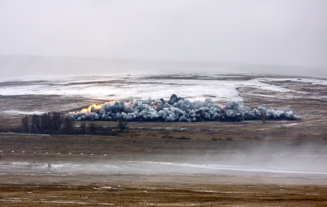 A cloud caused by TOS-1A thermobaric multiple launch rocket system Defense Express