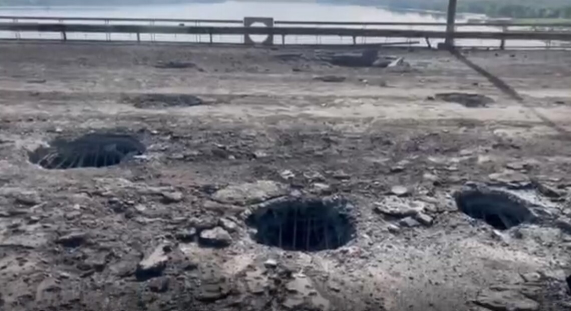 Antonovskiy bridge after MLRS HIMARS attacks