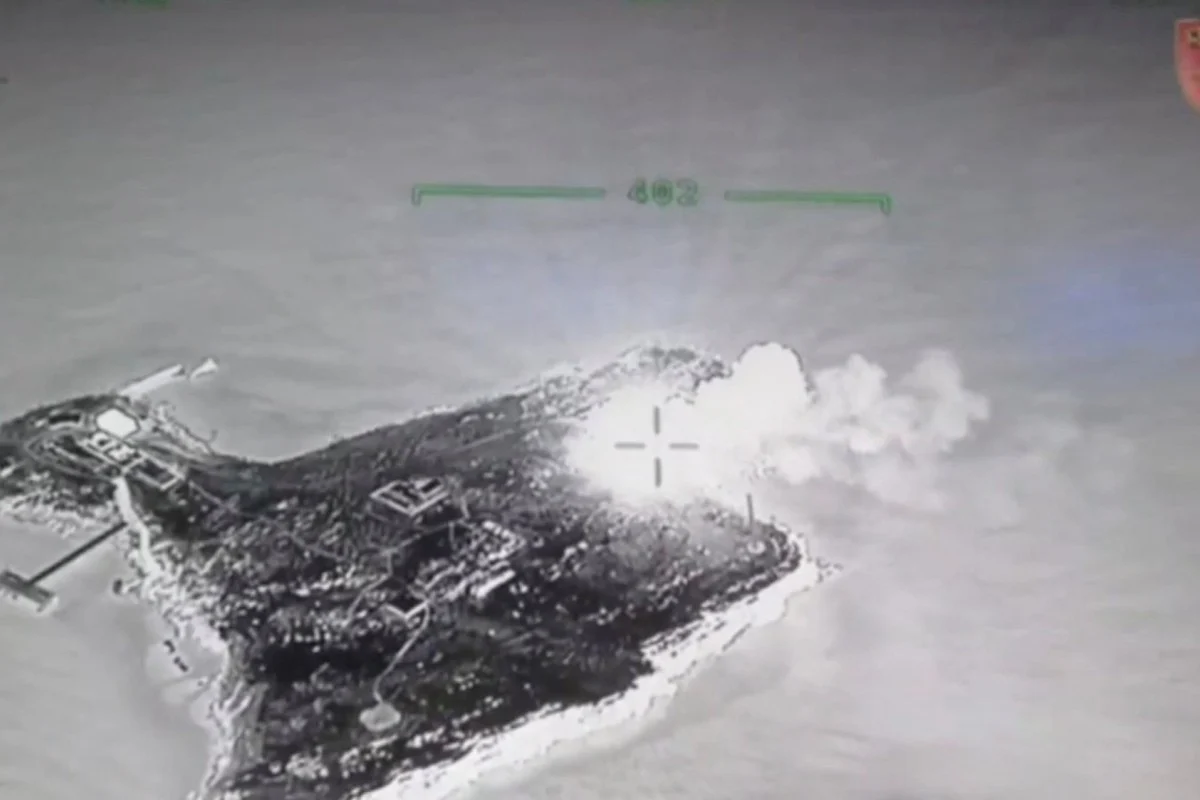 Defense Express / Ukrainian Bayraktar TB2 UAV precisely struck russian Mi-8 helicopter over Zmiinyi Island / Ukraine is Ready to Fight For Zmiinyi Island – Chief of Intelligence
