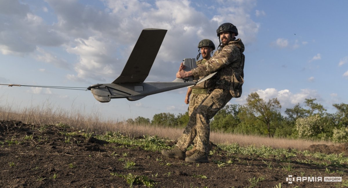 Ukrainian UAV operators prepare a Puma UAS for takeoff / Defense Express / AeroVironment Upgrades the Puma Drone Which is Used by Ukrainian Forces