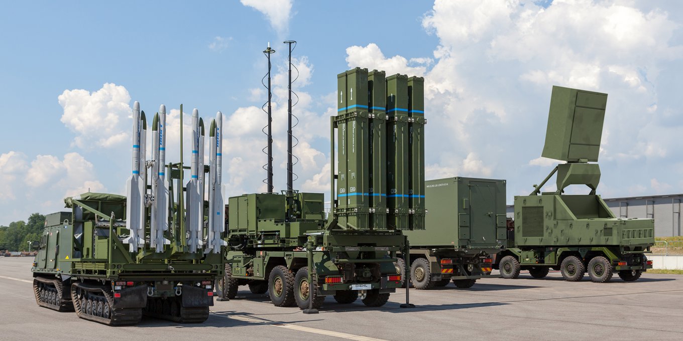 IRIS-T SLS, SLM systems, radar / Defense Express / Germany Pledges More IRIS-T Air Defense Missiles to Ukraine in the New €500 mln Aid Package