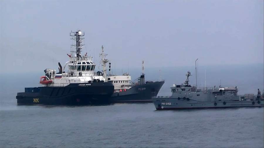 Illustrative photo: Baltic Fleet ships of the russian Navy during exercises in April 2025 / Defense Express / Corvette With Uran Missiles Deployed to Guard russian Shadow Fleet