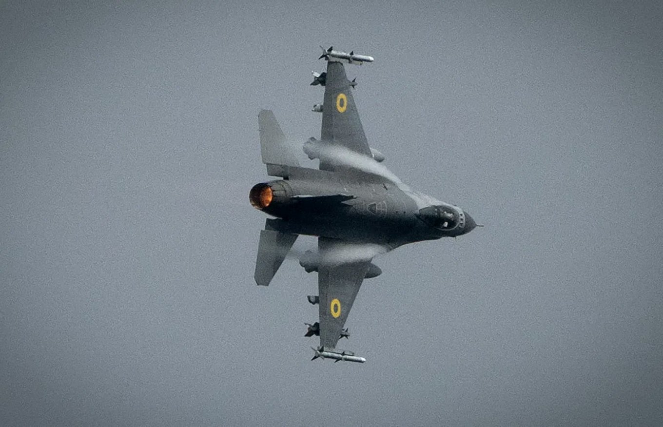 F-16 Ukrainian Air Force in the skies of Ukraine, August 2024 / Defense Express / Ukraine's New F-16s From the Netherlands: What's Different From Danish Version