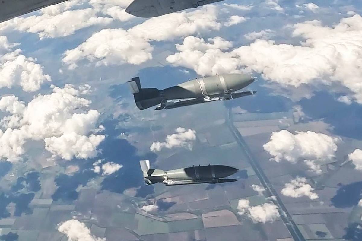 Russians dropping two FAB aviation bombs with UMPK kits / Open source photo