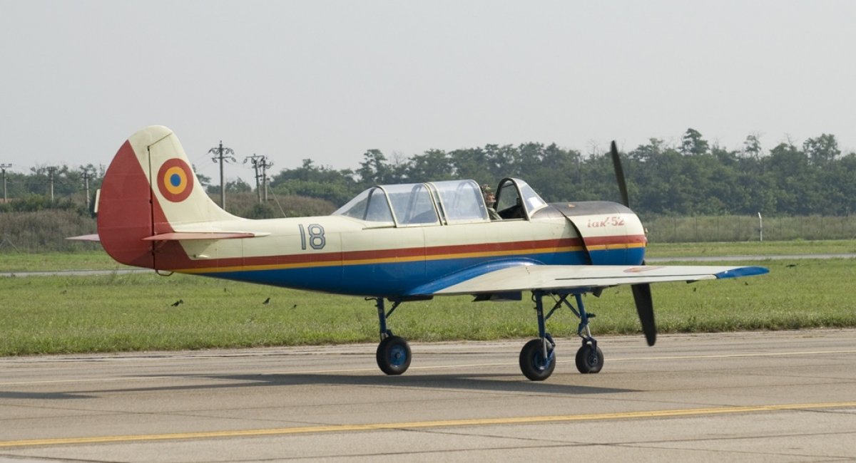 Yak-52 training aircraft of the Romanian Air Force / Defense Express / Romania's Dilemma: Too Many F-16s For Peacetime and Too Few For War