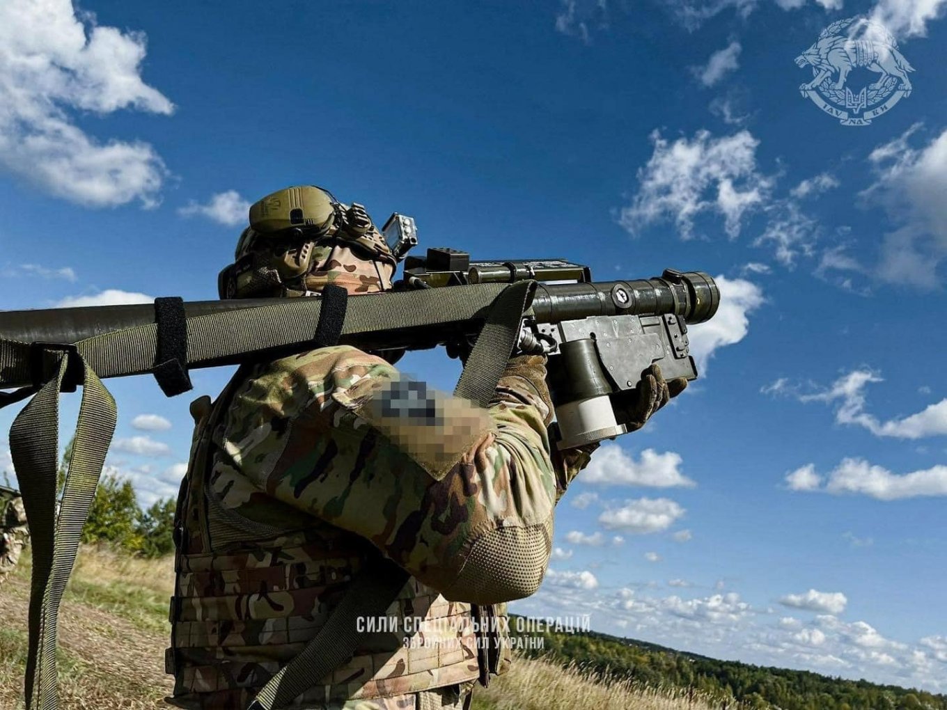 Illustrative photo: a Ukrainian Special Operations Forces operator uses a Stinger to take down an aerial threat, October 2022 / Defense Express / Anti-Aircraft FPV Drones Have Potential Greater Than Traditional Air Defense Missiles