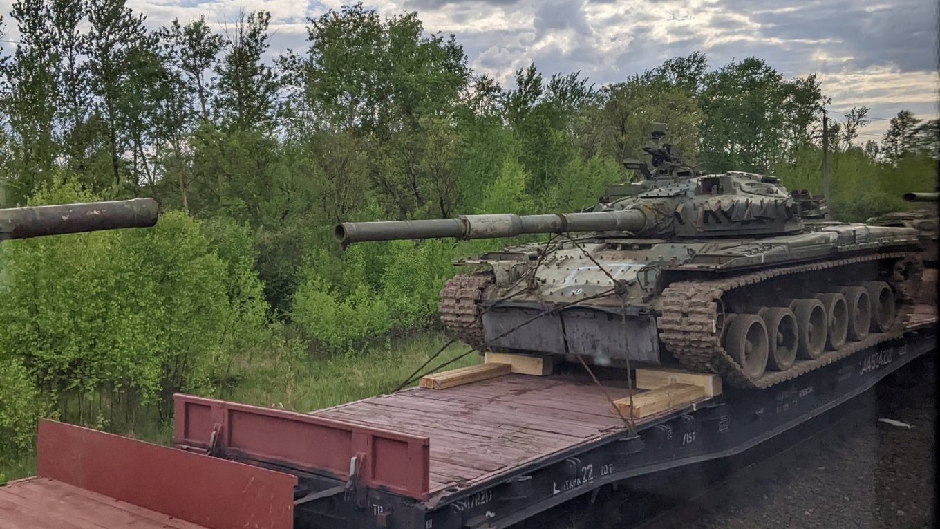 Tanks Overgrown With Weeds Being Taken From Storage In russia: How Long It Takes to Restore Them, Defense Express, war in Ukraine, Russian-Ukrainian war