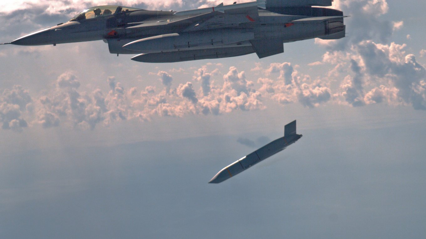 The F-16 aircraft with the AGM-158 JASSM-ER