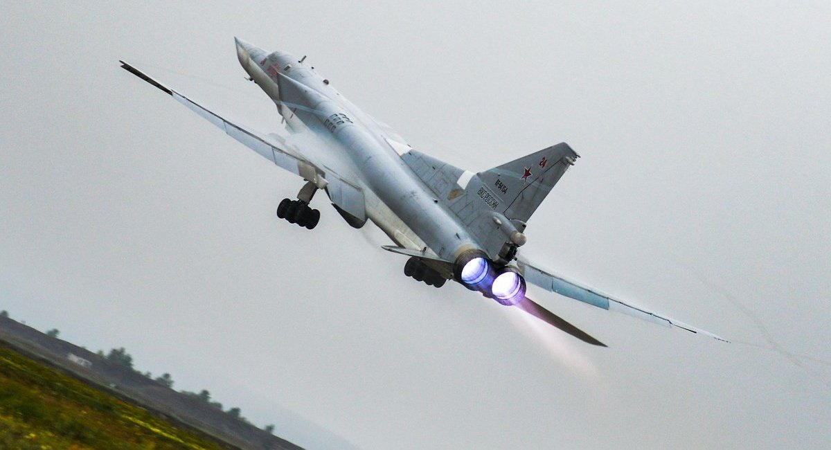 u-22M3s Will Continue to Crash, or Stop Flying Altogether, Unless russia Solves One Big Problem with Them, Tu-22M3 takeoff – the photo clearly shows the operation of the NK-25 engines