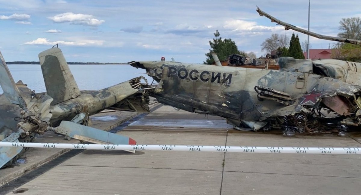 Newly emerged photos of a Russian helicopter, which was pull out of Dnipro River in Kyiv region recently, Defense Express