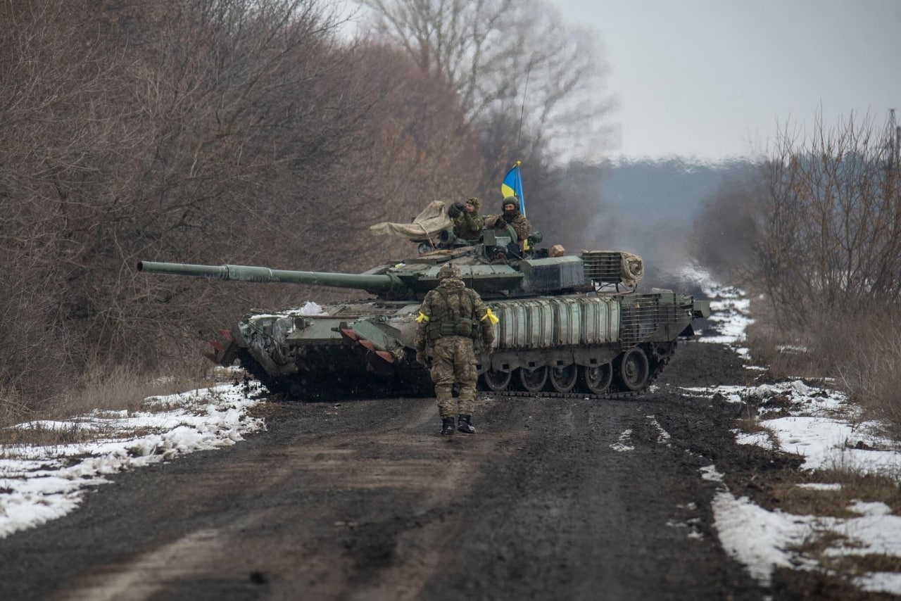 Defense Express / Captured T-80 BVM / Trophy Tanks of the Russian Army are Already Helping to Defend Ukraine (Photo)