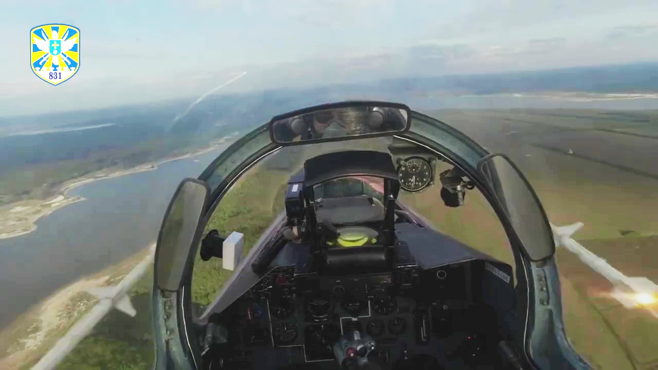 Cockpit of Su-27 seemingly w/o a tablet / Defense Express / Firing AGM-88 HARM From MiG-29 and Su-27 Enabled by iPad