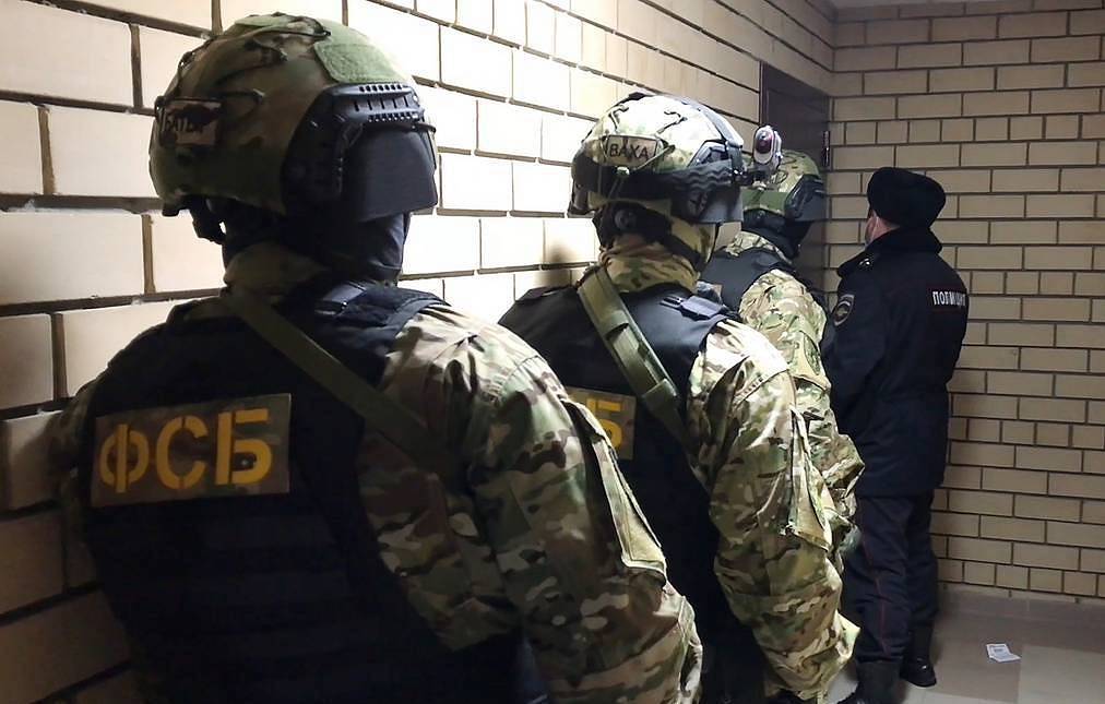 Servicemen of the russian federal security service (FSB) / Ukrainians Get Mobilized into russian Sabotage Groups
