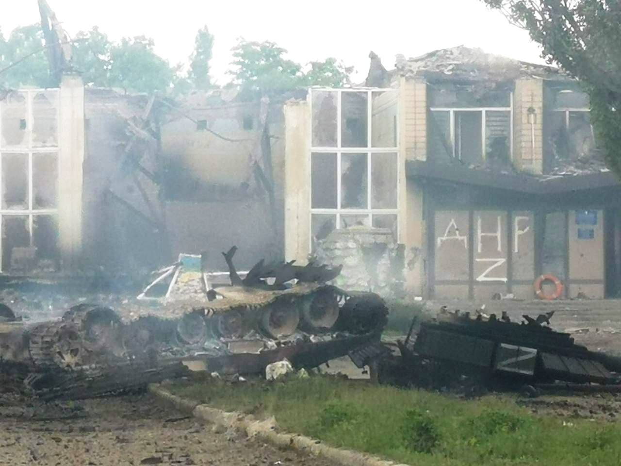 A modern Russian T-80BVM tank was destroyed by the Ukrainian forces in Yehorivka, Donestk region – as usual, it is now in two parts, Defense Express