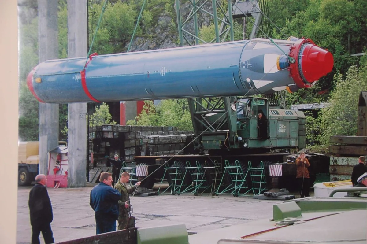 Preparation for loading the R-29M type ICBM onto the project 667 nuclear submarine, What to Consider When Moscow Starts Another Nuclear Blackmail, Defense Express