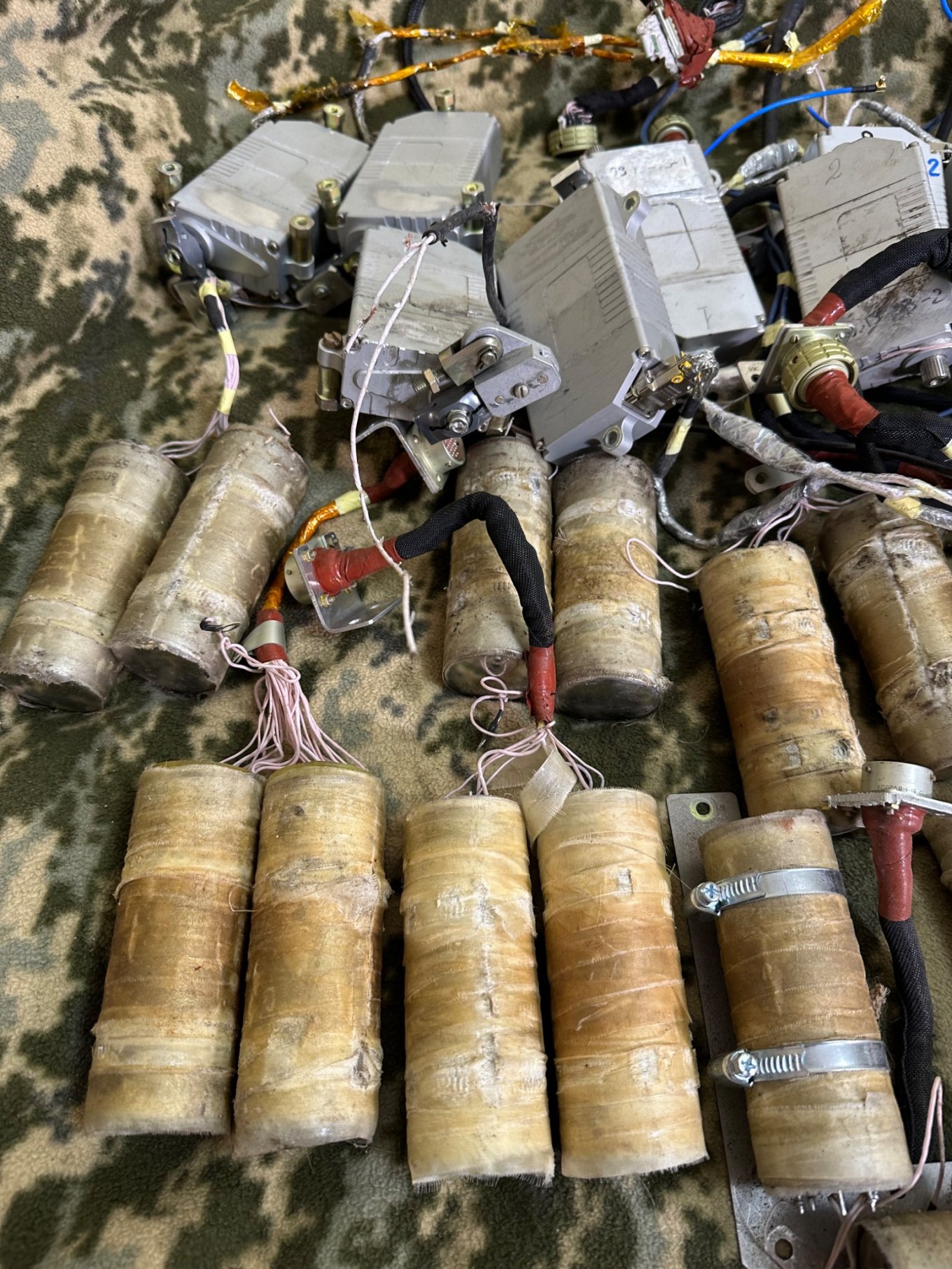 Power elements found inside a UMPK / Defense Express / What's So Critical is Manufactured at Energiya Plant That Ukrainian Drones Strike it Twice