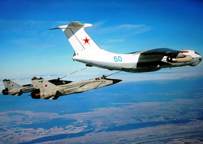 Il-78 refueling two MiG-31BMs of the Northern Fleet of the russian Navy, 2022