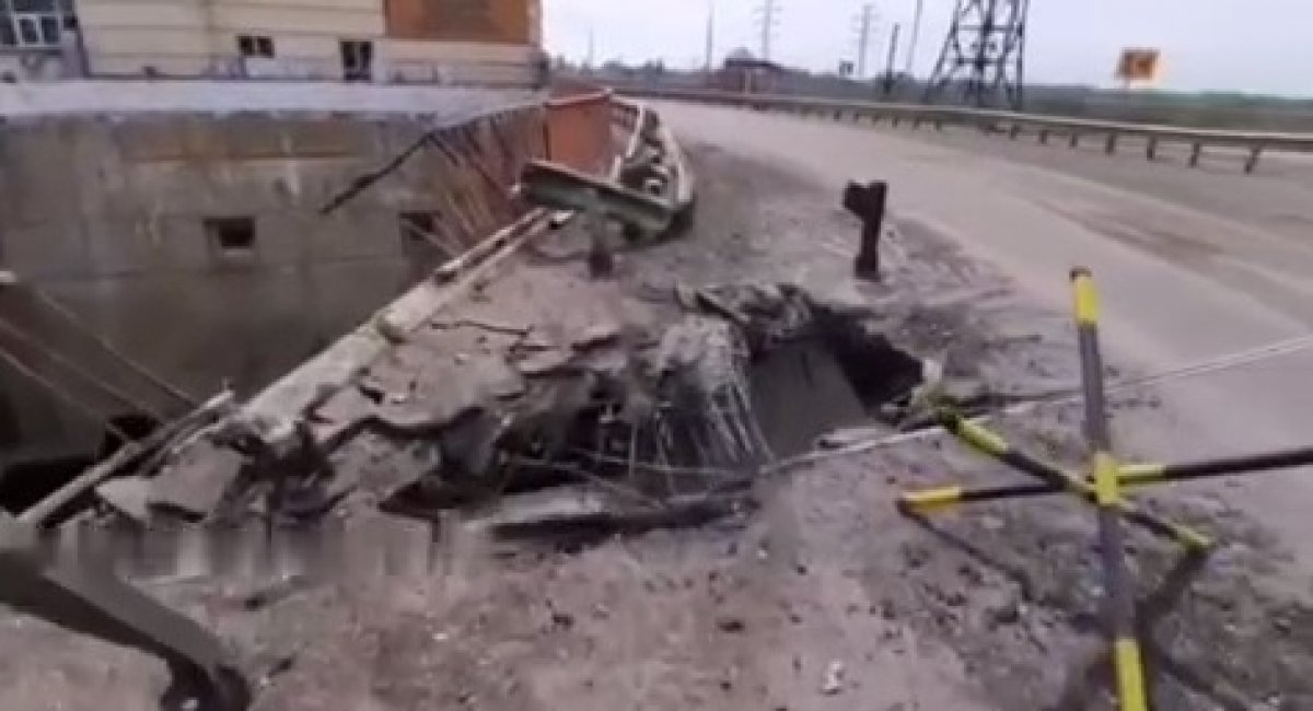Holes in the bridge in Nova Kakhovka, made by a precise strike of the UAF / Screenshot credit: Nexta.tv, retrieved from russian media sources, Defense Express