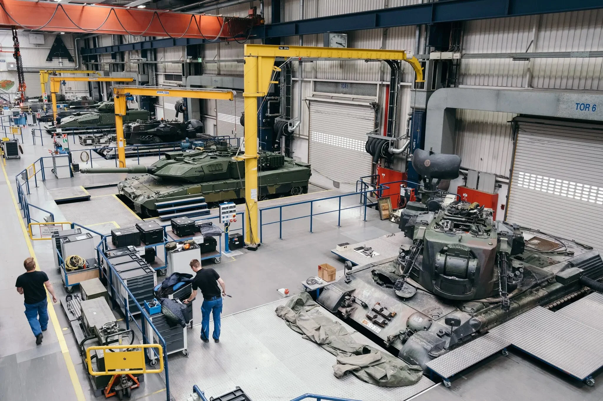 Leopard tanksduring the maintenance at the Krauss-Maffei Wegmann
