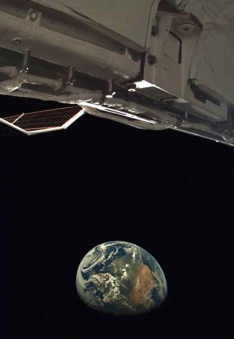 The photo taken by the Pentagon's Boeing X-37B in the orbit / Defense Express / Photo From a Top-Secret X-37B Spacecraft Published For The First Time in 15 Years