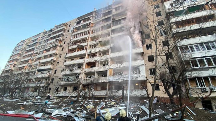 Russian shells hit high-rise apartment building and private house in Kyiv, Defense Express, war in Ukraine