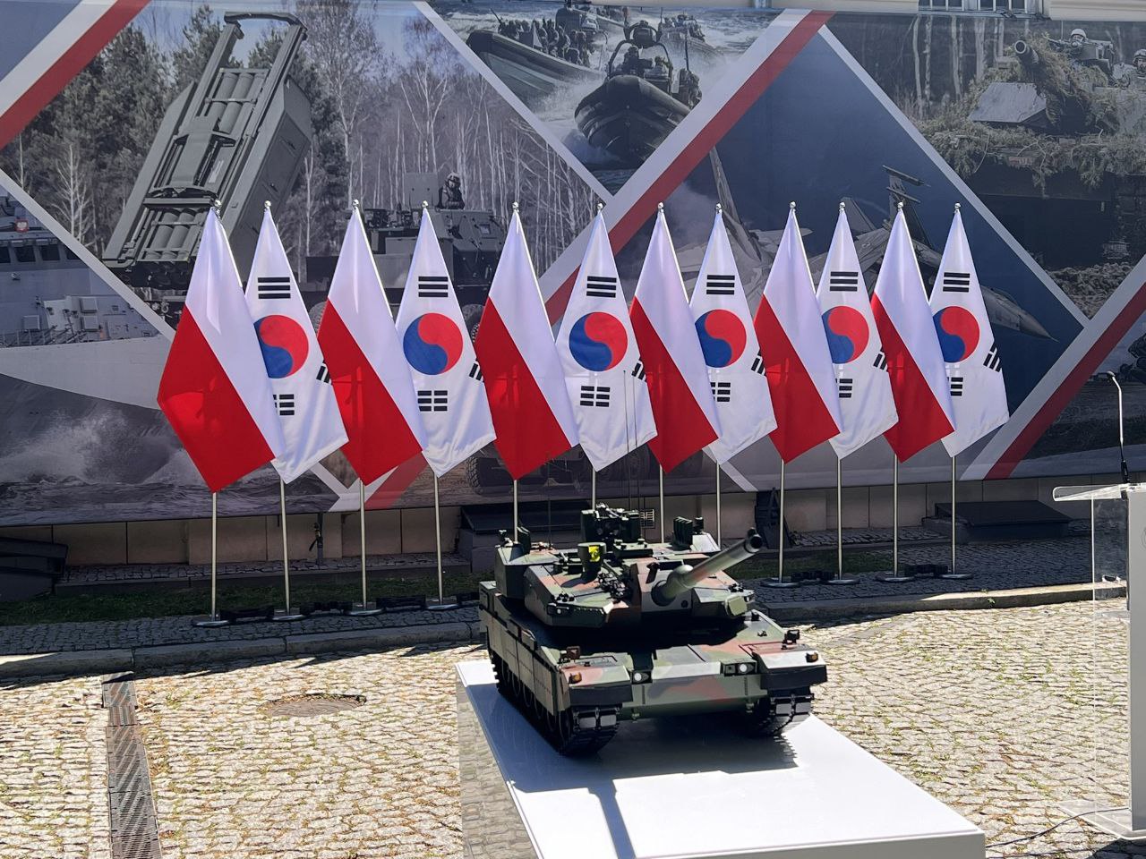 Model of the K2PL — a K2 Panther tank made together with local Polish companies / Defense Express / Spending Billions on Tanks and Helicopters, Poland Can't Find Money For Anti-Drone Systems