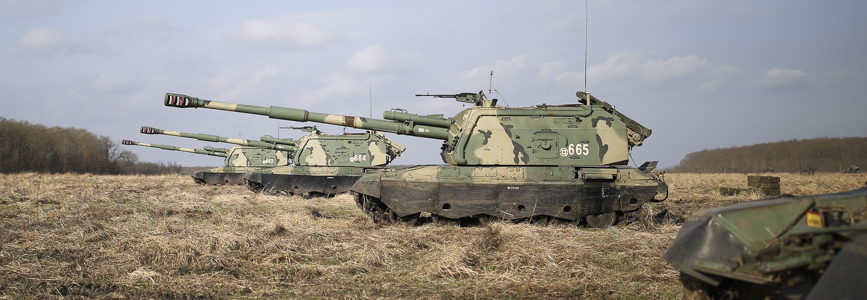 russian 2S19M1 self-propelled howitzers
