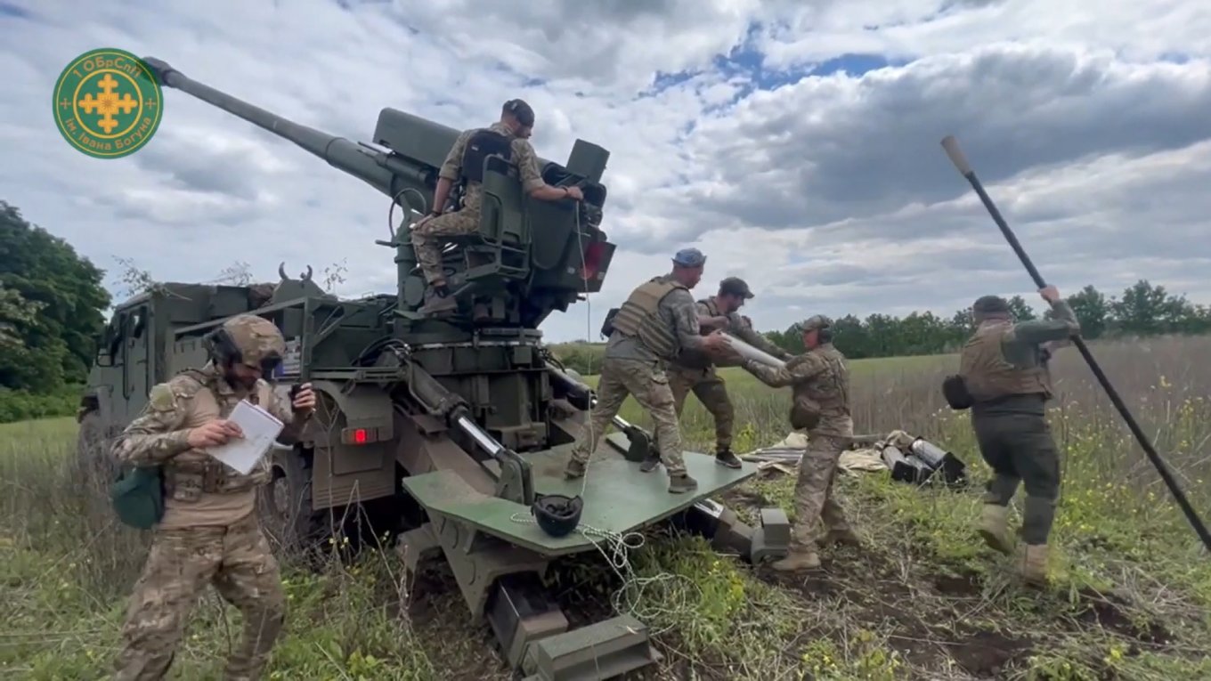 Ukrianian artillerymen still need to manually load projectiles and propellant charges inside the gun