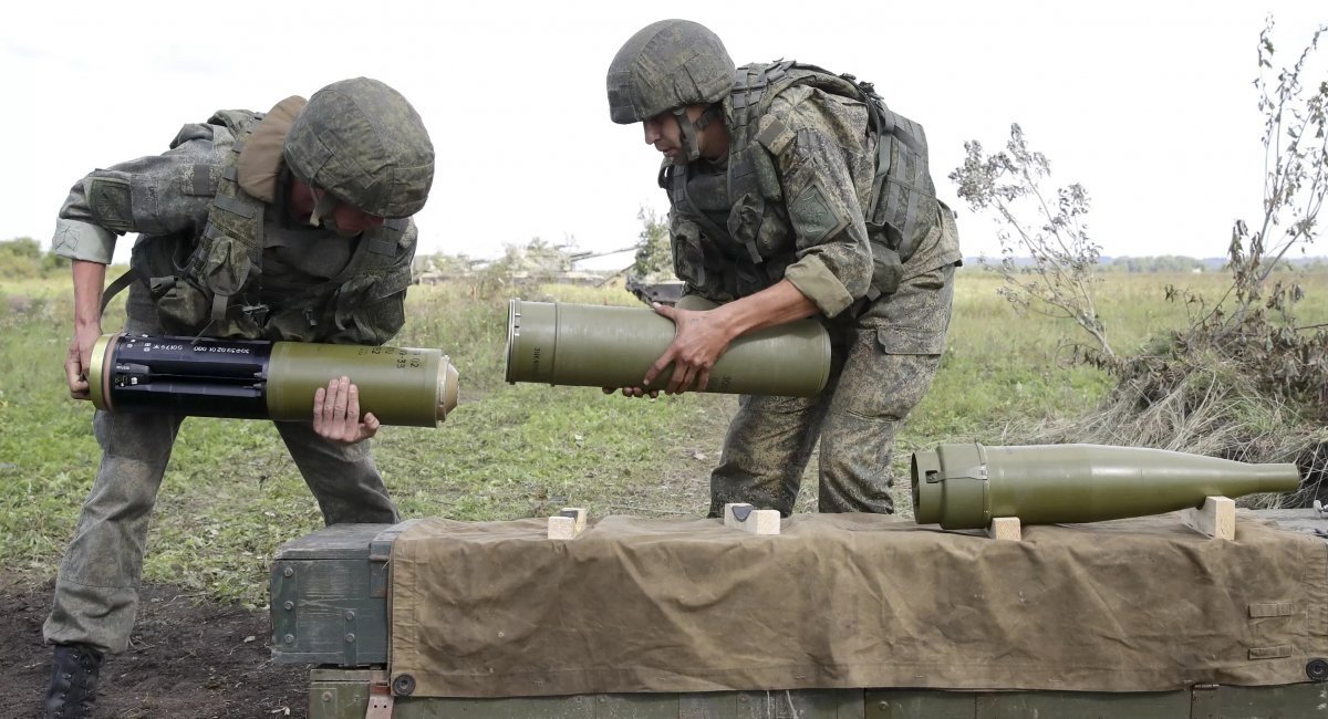 russian troops holding components of a 152mm Krasnopol high-precision guided artillery round