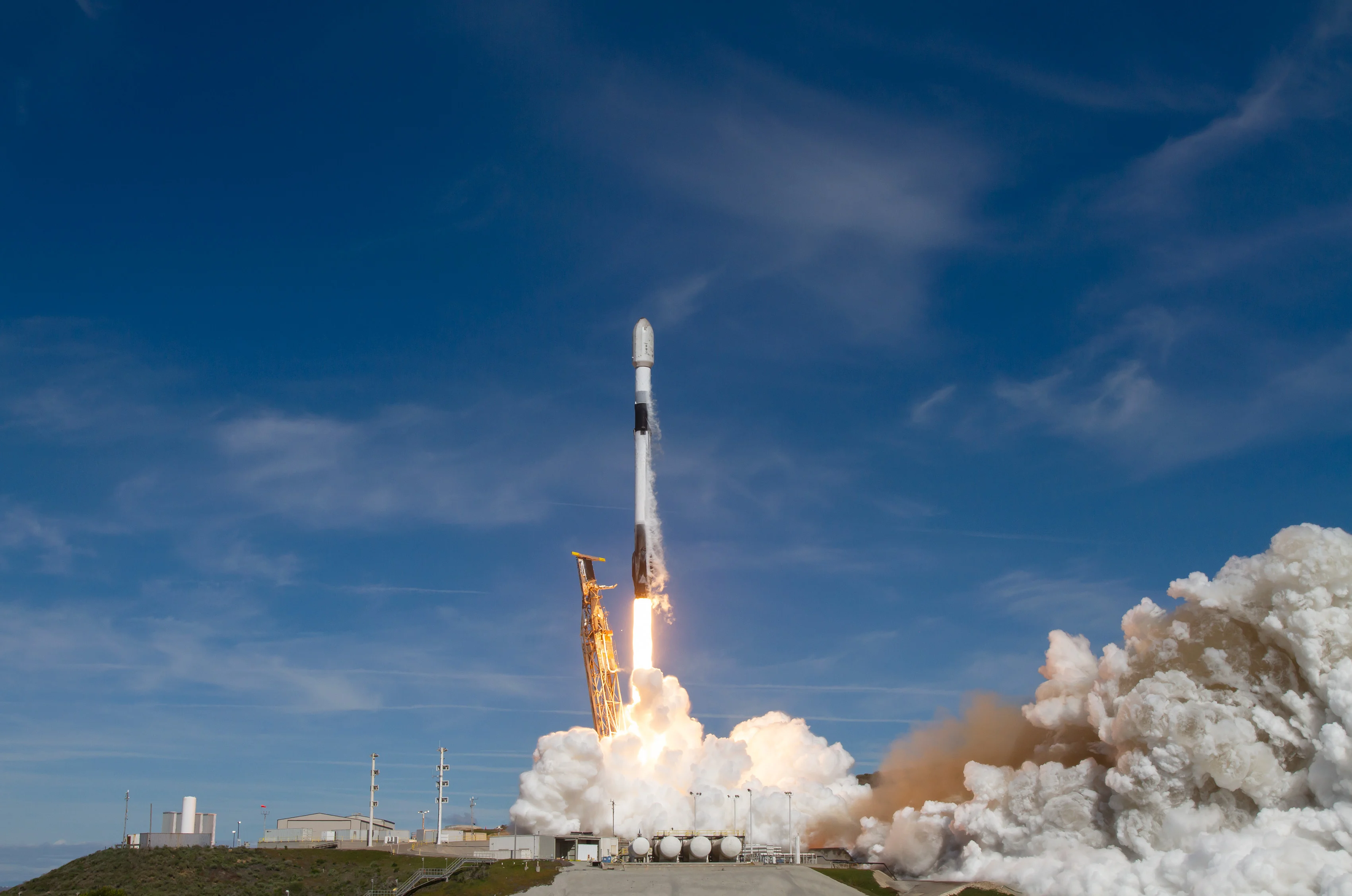 SpaceX's launch vehicle with an ICEYE satellite on board, March 2024 / Defense Express / Rheinmetall Aims to Make Engines For 2,000-km Missiles and Launch a Satellite Plant