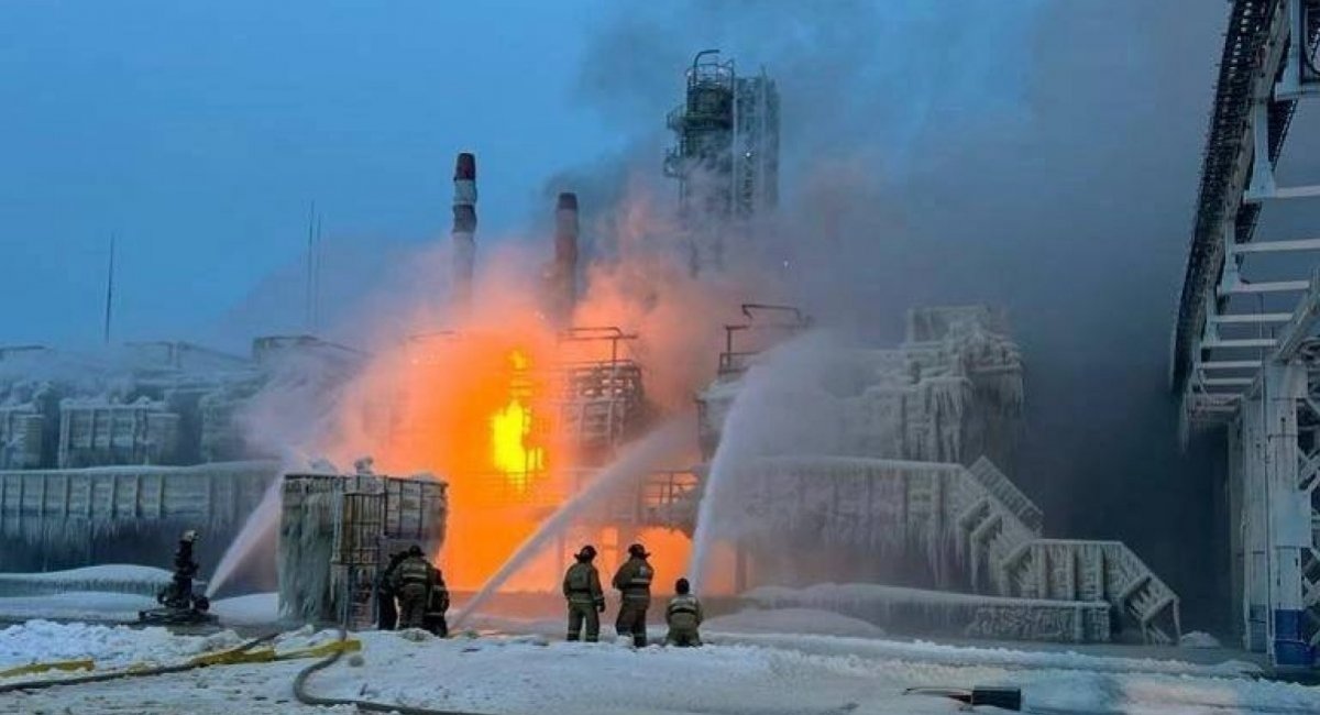 Firefighters put out the fire that broke out at their gas terminal in Ust-Luga, Leningrad Oblast, russia , Defense Express