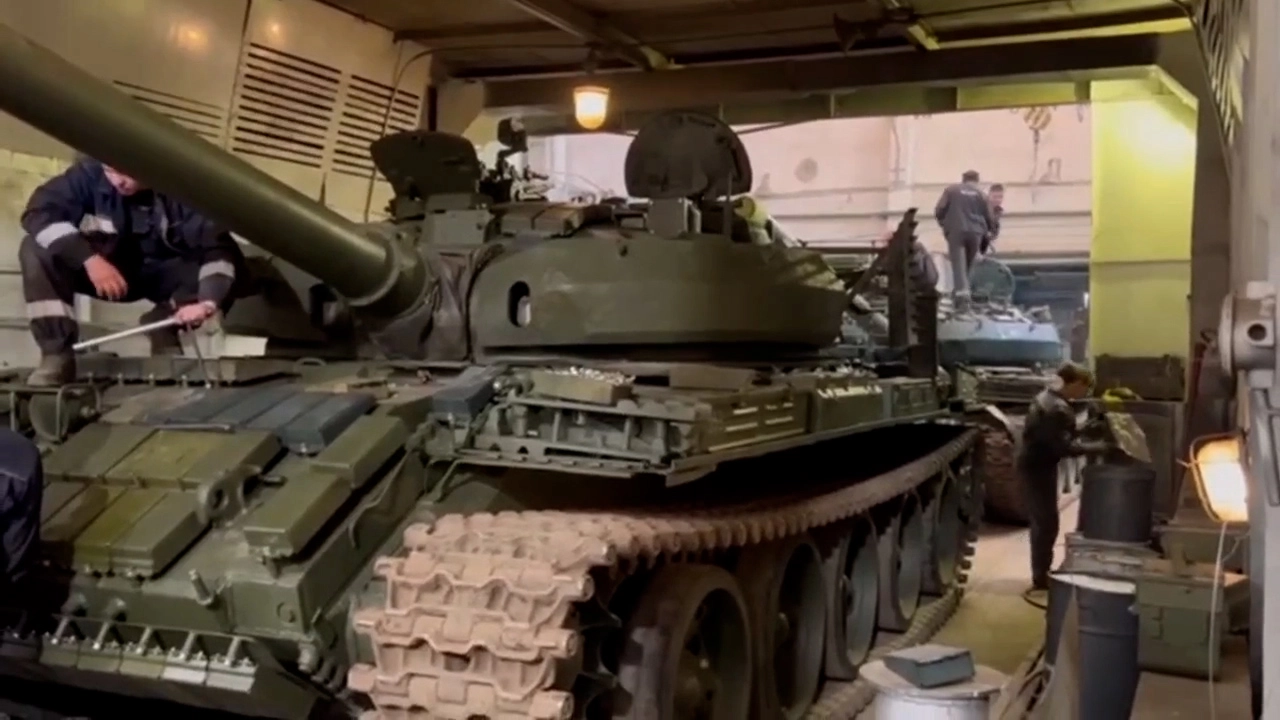 Refurbishment of a T-62 at the 103rd Armor Repair Plant / Open source photo
