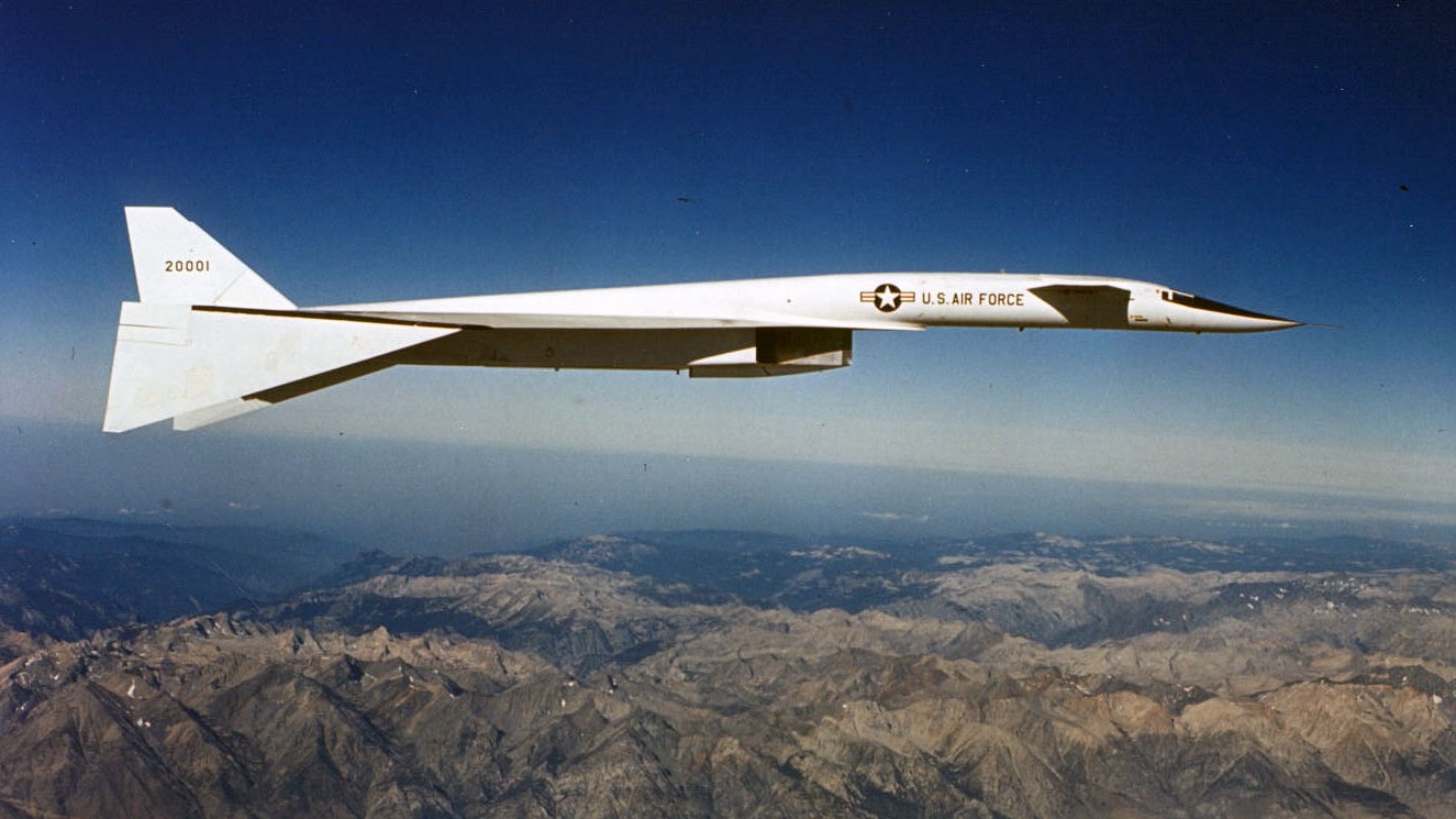XB-70A Valkyrie at cruising speed / Defense Express / XB-70 Valkyrie: How a Promo Photoshoot Doomed a Supersonic Nuclear Bomber That Was Meant to Flatten Moscow