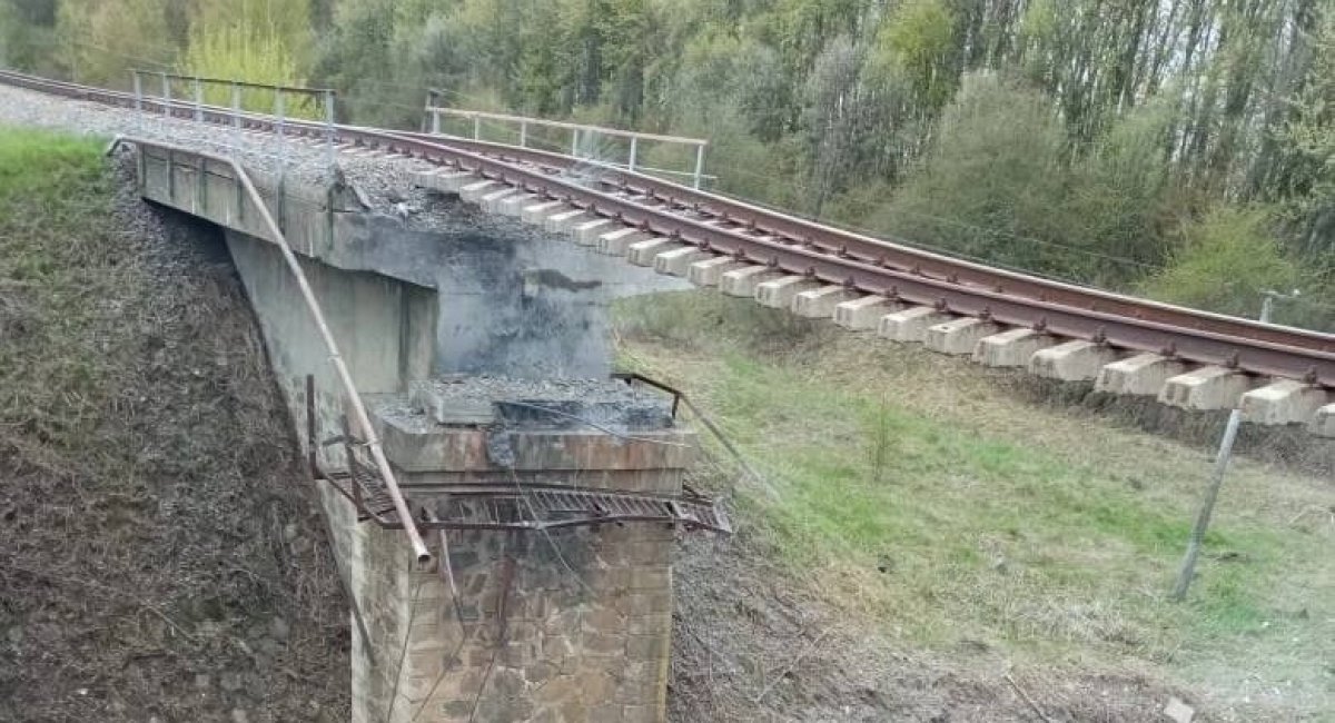 Through the collapsed railway bridge in the Kursk region, there was a supply of occupying troops in the Izyum direction, Defense Express