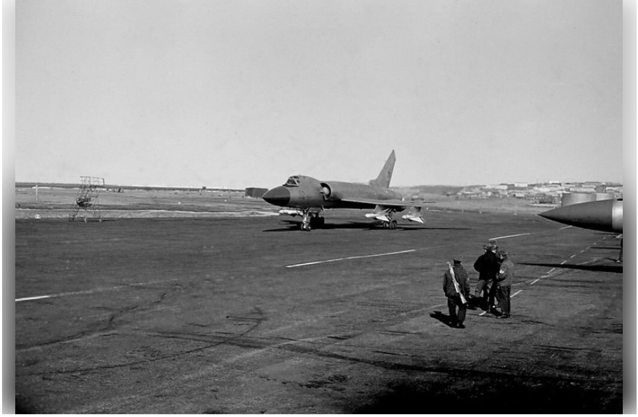 Tu-128 interceptors at the airfield in Amderma / Defense Express / How russia's Aviation Spetsnaz on MiG-31 Has Shrunk From 500 Down to 140 Aircraft