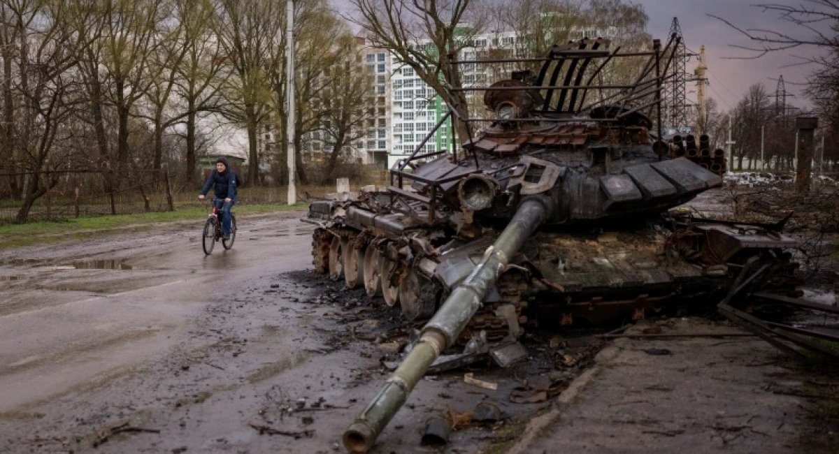 Russian tank T-72B3, that was destroyed by Ukrainian troops, Defense Express