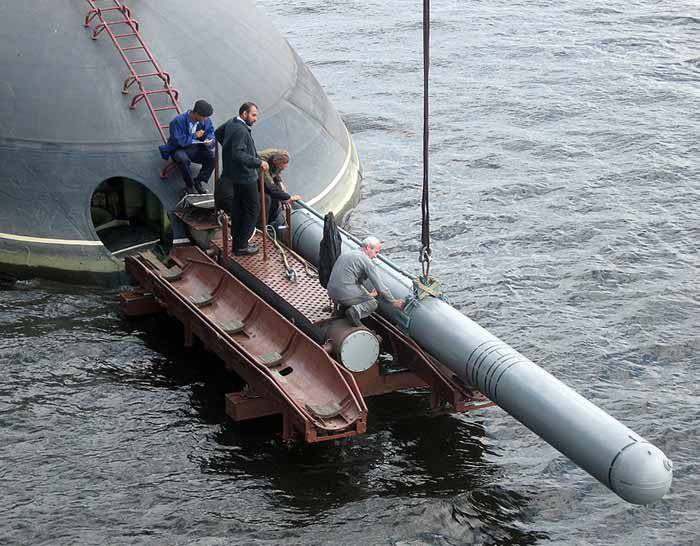 Loading of a Kalibr missile into a submarine / Defense Express / Iran Possibly Shared Cruise Missile Technologies With russia, It's No Less Dangerous Than Fath-360