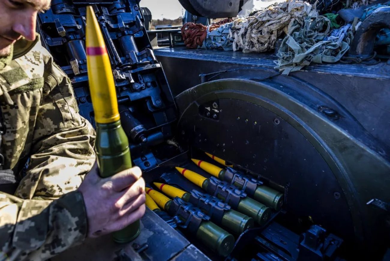 Loading of 35-mm shells into the Gepard SPAAG, October 2022 Defense Express German Gepard SPAAG Actively Downs Russian Missiles and Drones in Ukraine