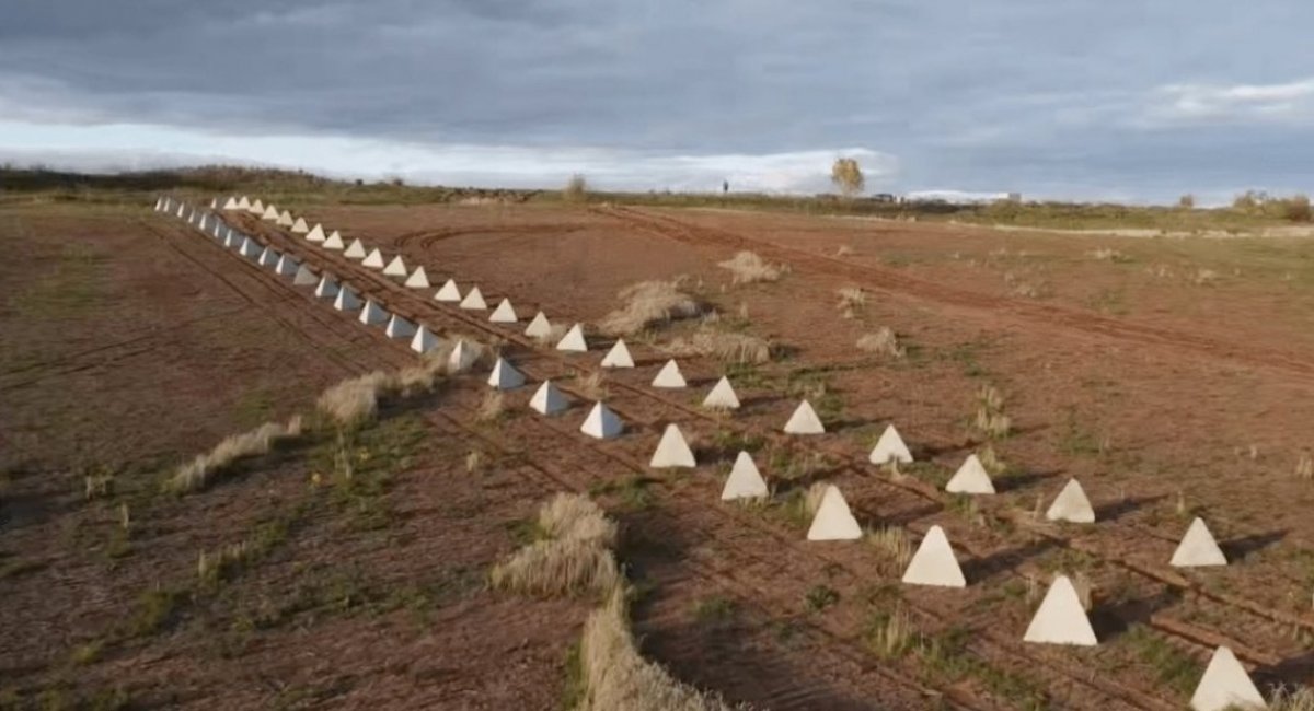 Concrete 'Wagner Pyramids’ or ‘dragon's teeth’ concrete fortifications / Illustrative photo from open sources