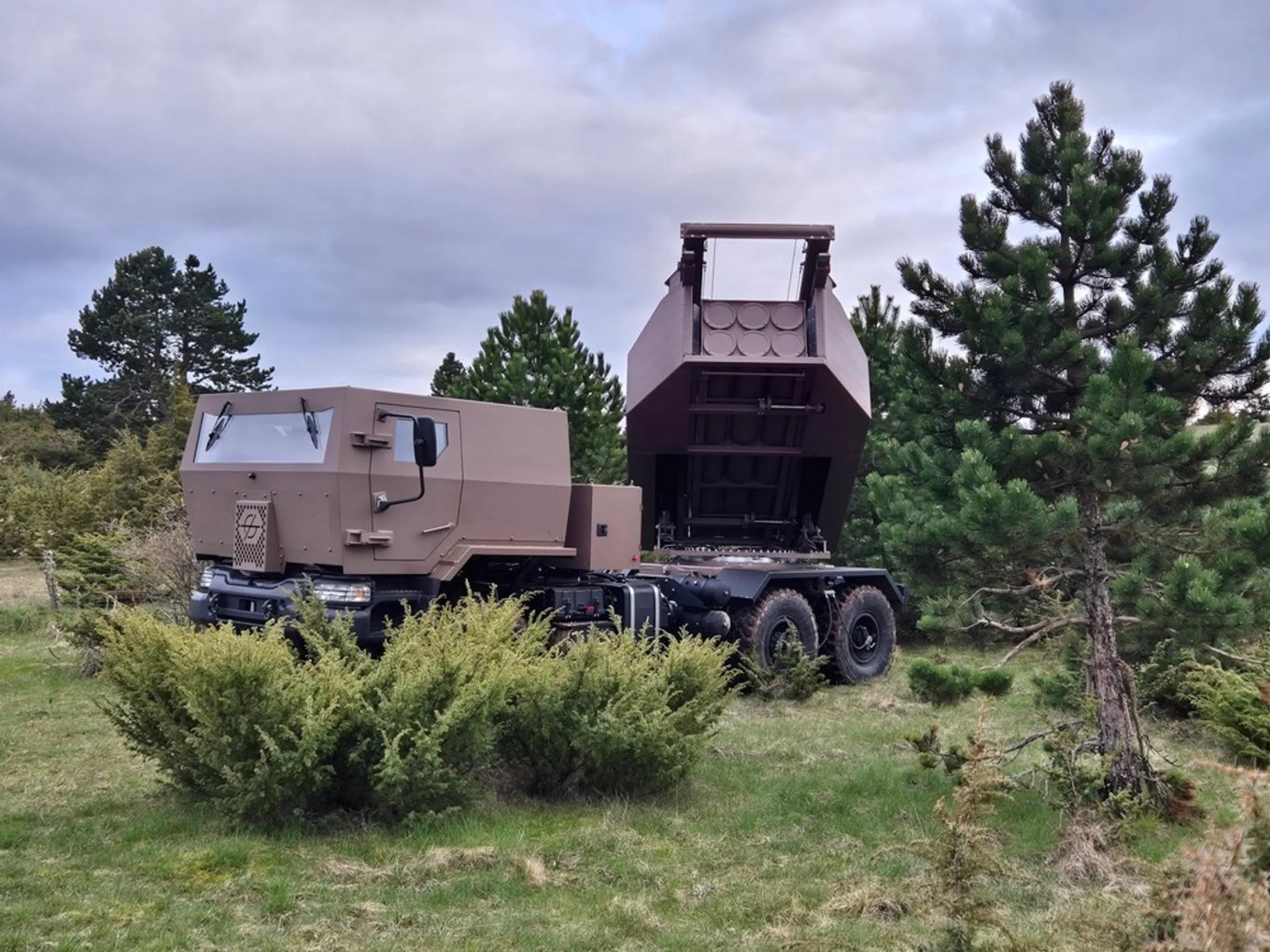 French domesticallydeveloped artillery rocket system Foudre / Defense Express / Paris Calls Buying HIMARS Risky, Considers Local Production of Korean K239 Chunmoo or Indian Pinaka