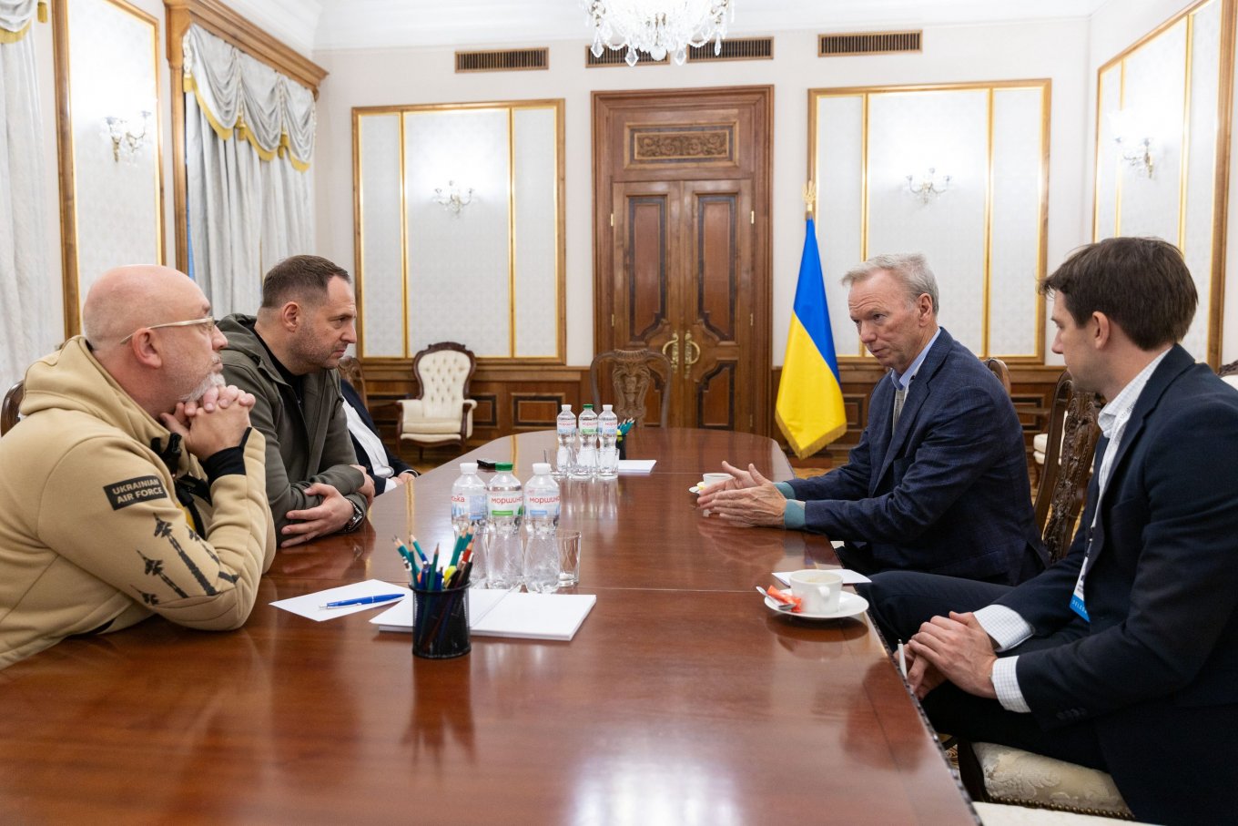 Billionaire Eric Schmidt during a meeting with representatives of the Government and the Office of the President of Ukraine in September 2022 / Defense Express / Mysteries of Swift Beat: Ukraine's New Drone Supplier With Director Ex-Google CEO, White Stork, and AI