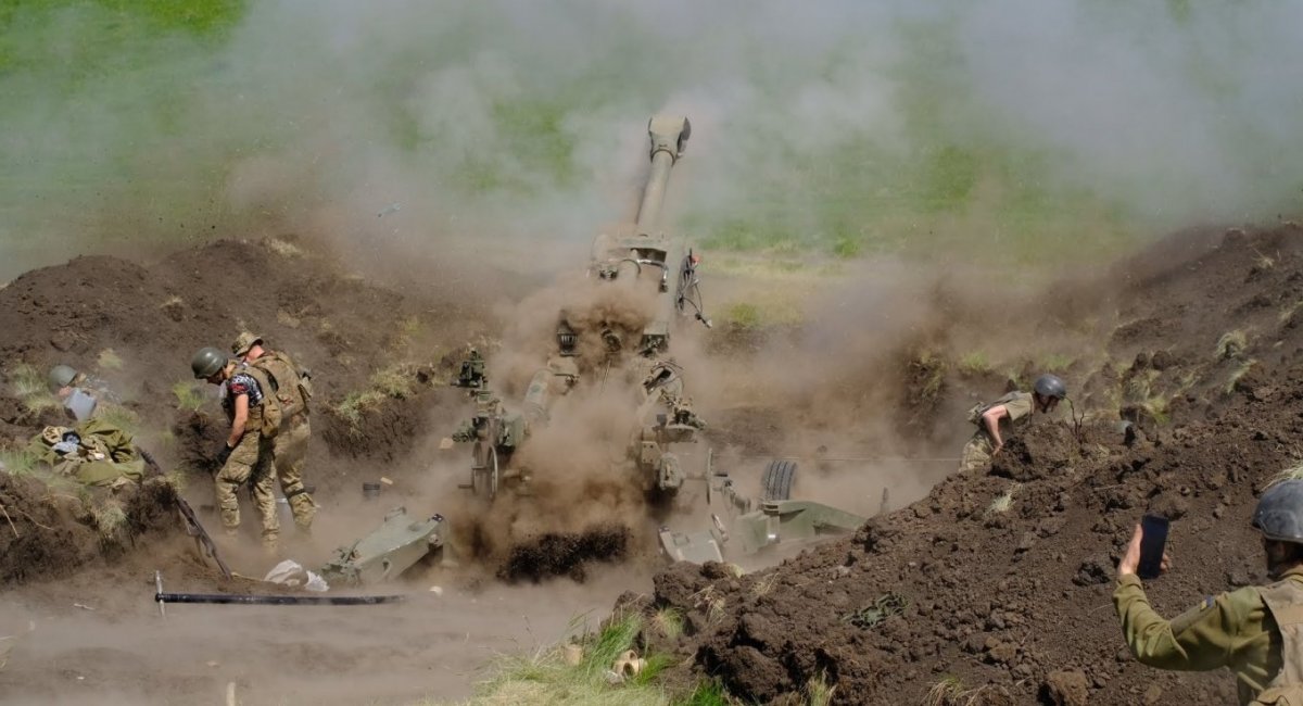 Ukrainian artillerymen firing from an M777 howitzer