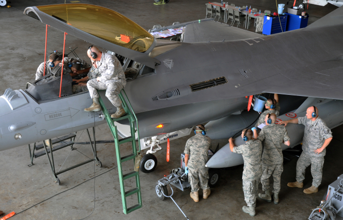 Illustrative photo: U.S. airmen provide maintenance to F-16